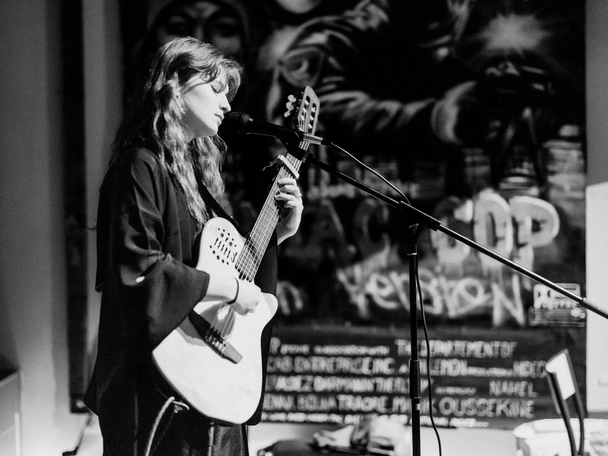 Concert d'Agn�s � La Moulinette (Lille). Performance folk et indie captur�e dans l'intimit� de cette salle embl�matique du Nord de la France. - Image 2